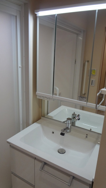 （シニア限定）Village Daishi Hills 四番館の洗面所|三面鏡収納付き独立洗面台