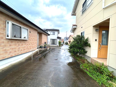 【前面道路含む現地写真】 | WIC有　渋川市渋川　中古戸建　3SLDK