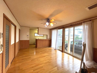 【居間・リビング】 | WIC有　渋川市渋川　中古戸建　3SLDK