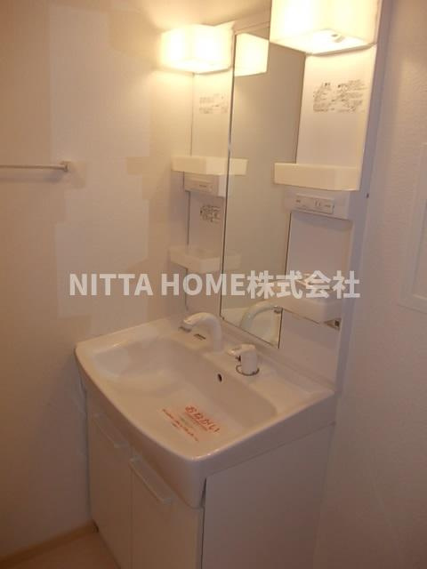 メゾン桜Ⅰの洗面所|シャワー付きの洗面台朝の準備も楽々です♪