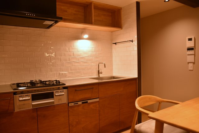 サウナ付き賃貸「サ民家」ととのう町家のキッチン|白いタイルがかわいいキッチン。ガス３口コンロ。お料理しやすいキッチンです。