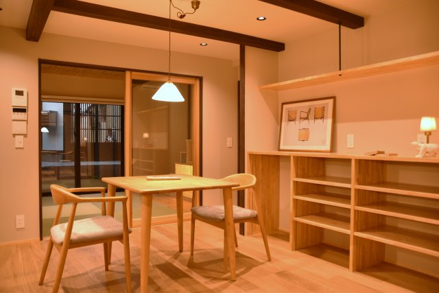 サウナ付き賃貸「サ民家」ととのう町家の居間・リビング|ダイニングには収納力ばっちりの棚が備え付けられています。
お気に入りの本や小物をいつでもそばに。