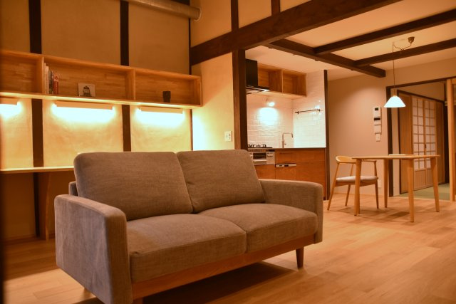 サウナ付き賃貸「サ民家」ととのう町家の居間・リビング|木のぬくもりを感じるあたたかなLDK。
床暖房つきで冬も暖かです。