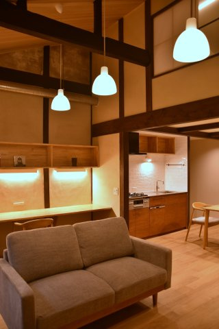 サウナ付き賃貸「サ民家」ととのう町家の居間・リビング|天井が高いリビングは広々と感じさせます。
ワーキングスペース上の壁は昔のまま。
時の流れを感じさせます。