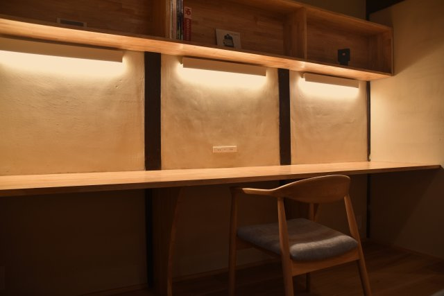 サウナ付き賃貸「サ民家」ととのう町家の居間・リビング|3人分のワーキングスペースがあります。
事務所使用も可能です。