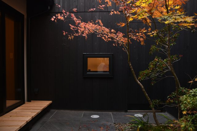 サウナ付き賃貸「サ民家」ととのう町家の庭|ほっこり縁側。お茶を飲みながら、ビールを片手に。
様々な楽しみ方ができます。