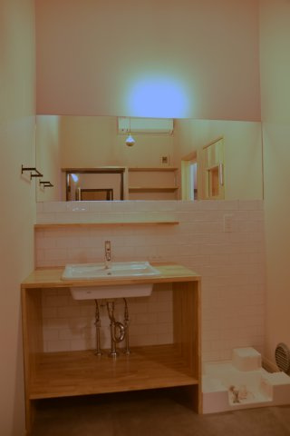 サウナ付き賃貸「サ民家」ととのう町家の洗面所|オリジナルの洗面台。キッチンとおそろいの白タイルがかわいい。