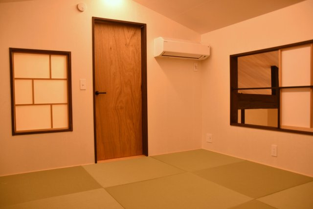 サウナ付き賃貸「サ民家」ととのう町家の和室|2階の和室。琉球畳でゆったりくつろげる空間。