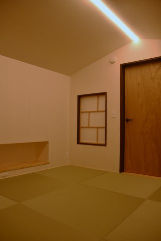 サウナ付き賃貸「サ民家」ととのう町家の和室|さんかく天井にほっこり。