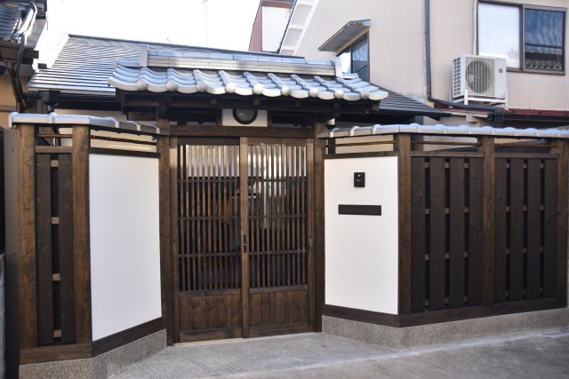 サウナ付き賃貸「サ民家」ととのう町家の外観|立派な京都らしい門があなたをお迎えします。