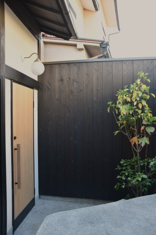 サウナ付き賃貸「サ民家」ととのう町家の外観|門から玄関を見て。