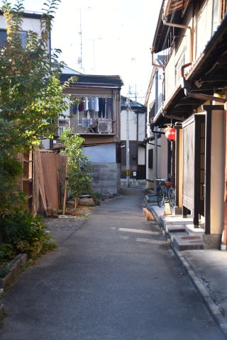 サウナ付き賃貸「サ民家」ととのう町家の周辺|お向かいも上七軒らしい町家の建物が並んでいます。
京都らしい路地。