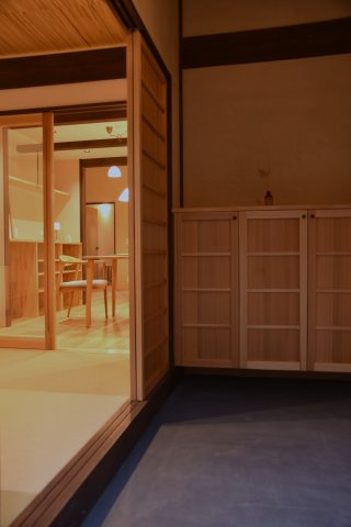 サウナ付き賃貸「サ民家」ととのう町家の玄関|広い土間とオリジナル収納がある玄関