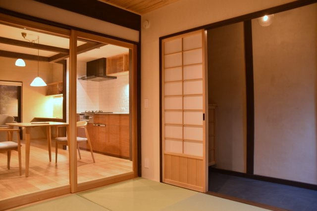 サウナ付き賃貸「サ民家」ととのう町家のロビー|畳の柔らかい空間がお出迎え