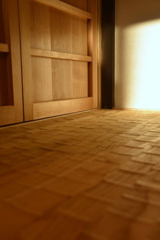 サウナ付き賃貸「サ民家」ととのう町家のロビー|なぐりの床。手仕事が紡ぐ温もりを感じられます。