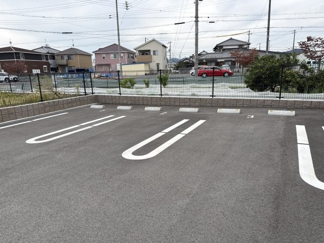 エレマスタの駐車場