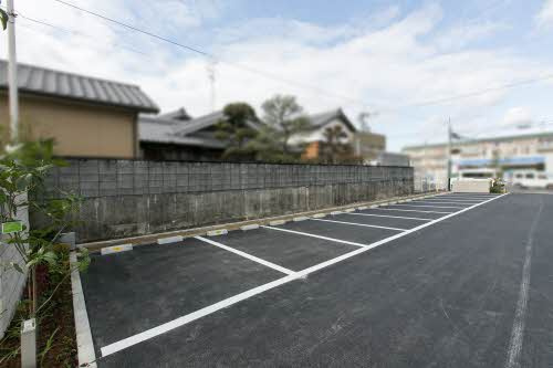 シャーメゾン鮎川の駐車場
