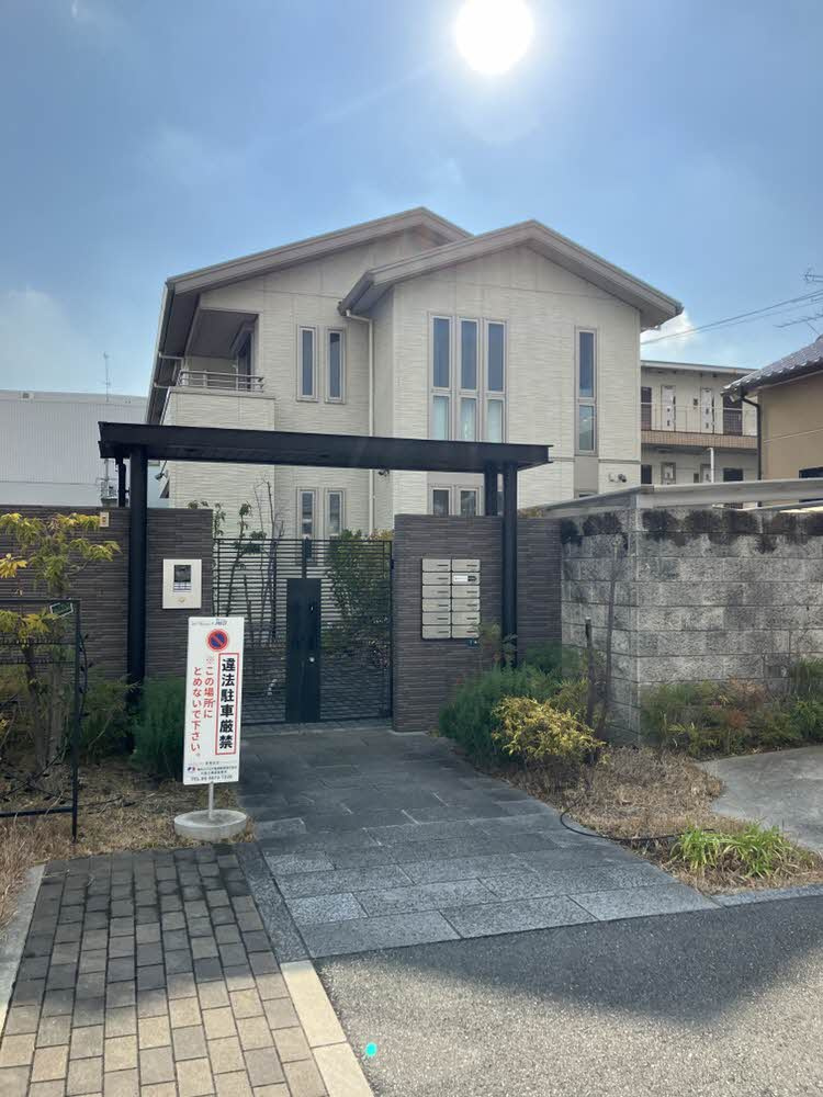 シャーメゾン鮎川のエントランス