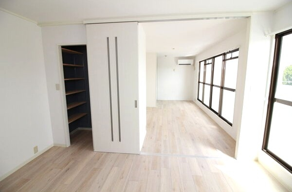 キャッスルメイ植田の居間・リビング