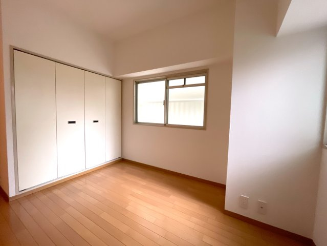 グリーンコーポジェームス山2番館の洋室|【洋室/約5.4帖】
2ヶ所の収納スペースが備わっています。用途に合わせて使い分けが可能◎すっきりとした空間を保つことができそうです。