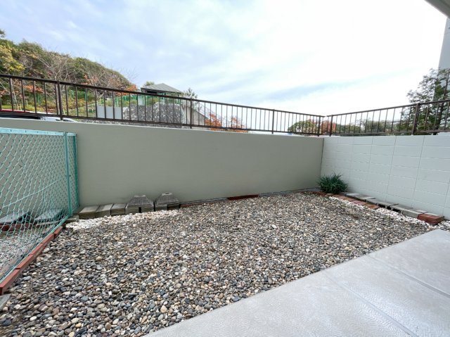 グリーンコーポジェームス山2番館の庭|【専用庭】
外からの視線が気になりにくい、目隠しフェンス付き。洗濯物をたっぷりと干すことができ、ガーデンセットも設置できます。おうち時間の楽しみが広がりそうです。