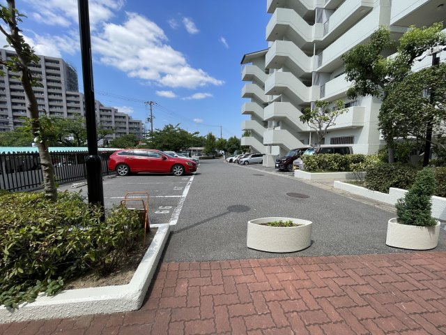 グリーンコーポジェームス山2番館の駐車場|【駐車場】
敷地内に、駐車場が設けられています(空き状況要確認)。使用料や空き状況など、詳細につきましてはお問い合わせくださいませ。