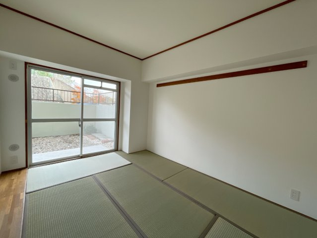 グリーンコーポジェームス山2番館の和室|【和室/約6帖】
ダイニングに隣接しており、食後の団らんやお子様のプレイスペースとしておすすめの一室です。畳敷きなので、気軽に腰をおろしてゆったりとリラックスできます。