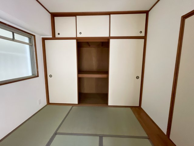 グリーンコーポジェームス山2番館の和室|【和室/約4.5帖】
押入タイプの収納が備わっています。寝具や季節家電等もたっぷりと収納可能。天袋もあり、オフシーズンの衣類や小物の保管に便利です。