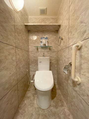 グリーンコーポジェームス山2番館のトイレ|【トイレ】
上品で洗練された印象のトイレです。背面には収納棚があり、トイレットペーパーのストックや掃除用品などを収納可能です。