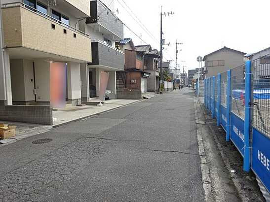 【前面道路含む現地写真】