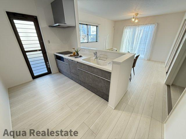 オール電化デザイナーズハウス高松市高松町⑦の居間・リビング|お食事中もキッチンの奥様との会話が楽しめるダイニングキッチンスペース。