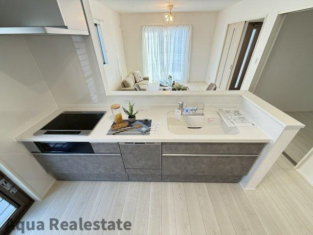 オール電化デザイナーズハウス高松市高松町⑦のキッチン|作業スペースが広く家事動線をゆったりと確保できるキッチンです。