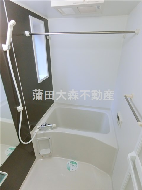 ヴィエント仲六郷の浴室|窓と追焚+浴室乾燥機付きのお風呂　バスルーム