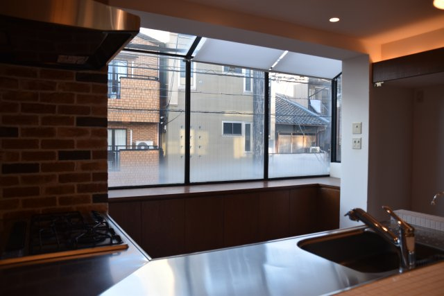 北大路駅徒歩6分 京都の名峰を仰ぐ、4層の家。のキッチン|大きな窓から光が入る明るいキッチンです