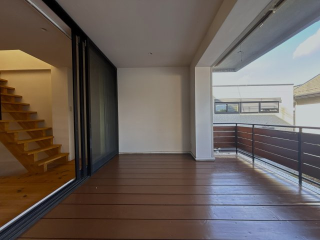 北大路駅徒歩6分 京都の名峰を仰ぐ、4層の家。のバルコニー|ビールを飲んだり、プールを楽しめる広々バルコニー！