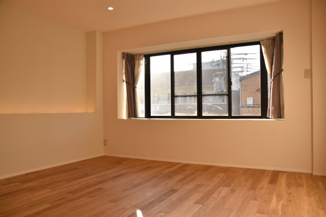 北大路駅徒歩6分 京都の名峰を仰ぐ、4層の家。の寝室|3階西側の寝室