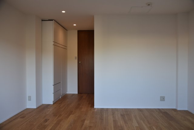 北大路駅徒歩6分 京都の名峰を仰ぐ、4層の家。の洋室|3階東側の洋室。収納付きです