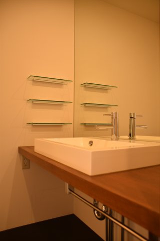 北大路駅徒歩6分 京都の名峰を仰ぐ、4層の家。の独立洗面台