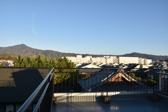 北大路駅徒歩6分 京都の名峰を仰ぐ、4層の家。のバルコニー|ルーフバルコニーからは比叡山から大文字まで
東山三十六峰を独り占めできます