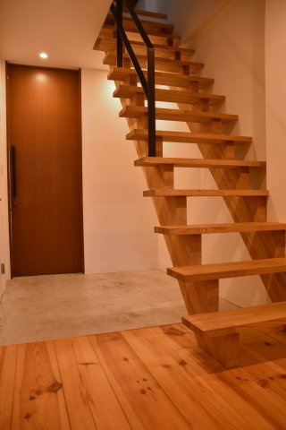 北大路駅徒歩6分 京都の名峰を仰ぐ、4層の家。の玄関|土間の広々玄関