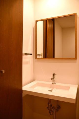 北大路駅徒歩6分 京都の名峰を仰ぐ、4層の家。の洗面所|1階の洗面台は扉で隠せます