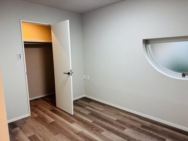 サンビュー南町の子供部屋|～5.4帖の洋室　ウォークインクローゼット付きのお部屋です～