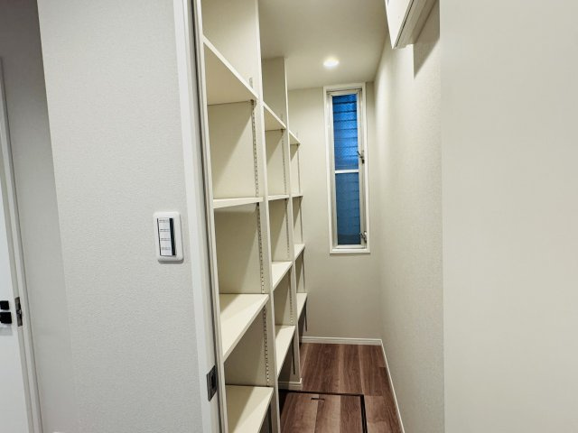 サンビュー南町の収納|～玄関ホールから出入り可能、可動棚付きの納戸です～