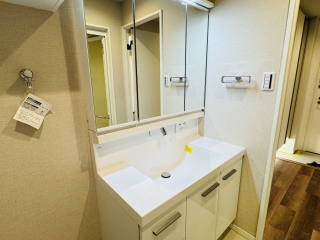 サンビュー南町の独立洗面台|～新規交換済、３面鏡付きの独立洗面台（LIXIL製）　細々している物をスッキリ収納出来ます～