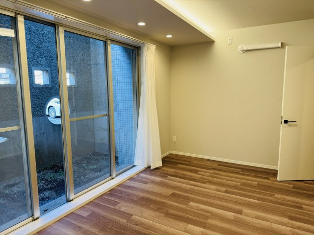 サンビュー南町の寝室|～8.1帖の主寝室　ベッドなど大型家具のレイアウトもしやすい広さです～