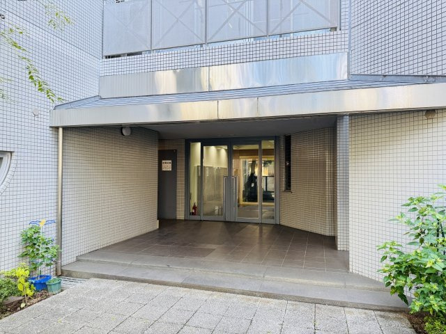 サンビュー南町のエントランス|～管理形態は全部委託式　キレイにメンテナンスされているマンションです～