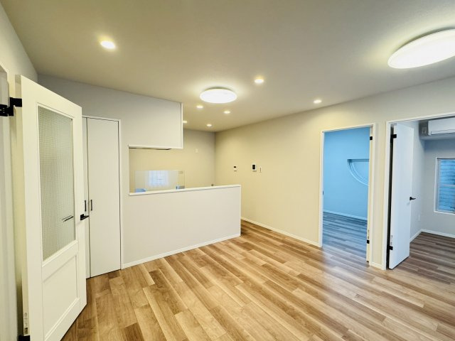 サンビュー南町の居間・リビング|～15.8帖の明るいLDKで、家族団欒の時間をお過ごしいただけます～