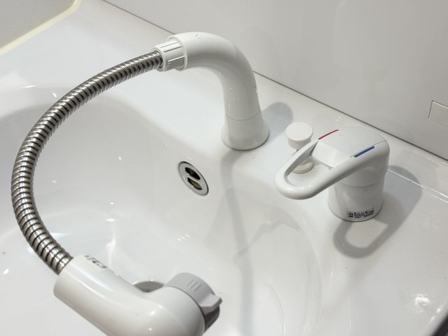 CASA上津の洗面所|ホースも伸ばせて洗髪など便利