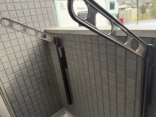 CASA上津のバルコニー|バルコニーに折り畳み式のハンガーラックついてます