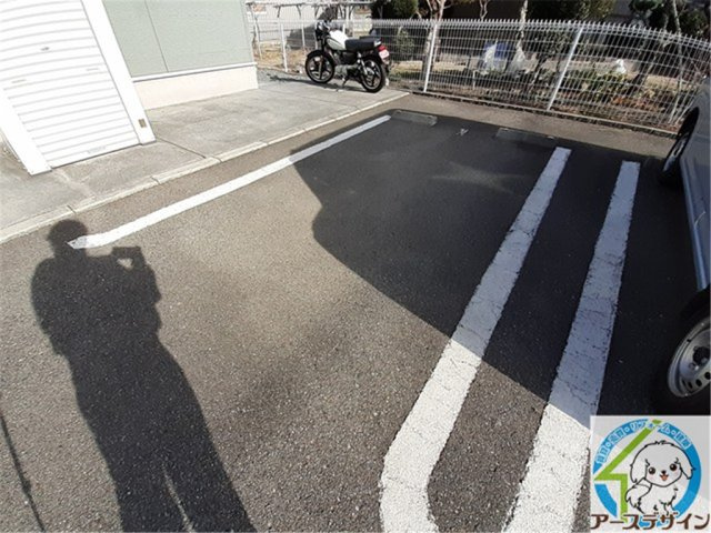 カーサ　イリ―デの駐車場